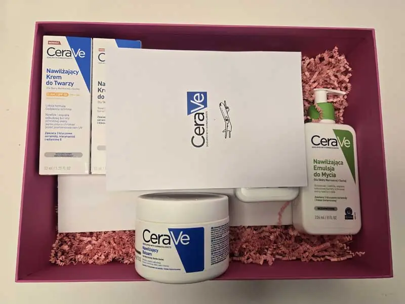 Produkty CeraVe w bordowym boksie z komplimentką